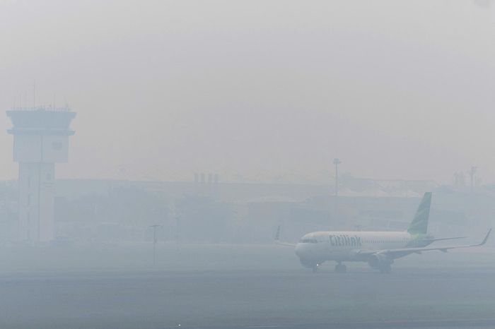 Khói bụi từ các đám cháy rừng bao phủ nhiều tỉnh thành ở Indonesia. Ảnh: Reuters.