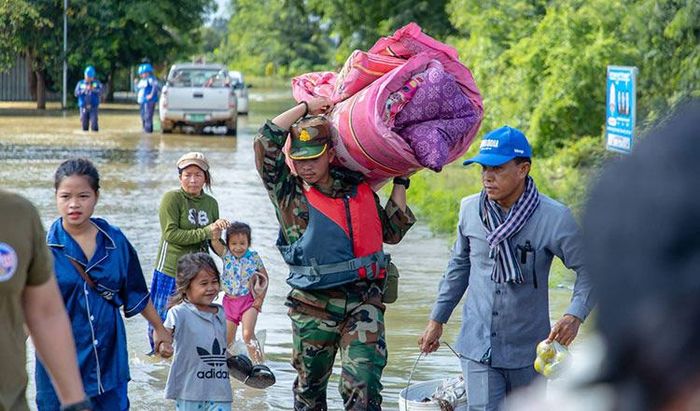 Thủ tướng Campuchia Hun Manet thăm người dân vùng lũ tỉnh Banteay Meanchey ngày 28/9. Ảnh: AKP.