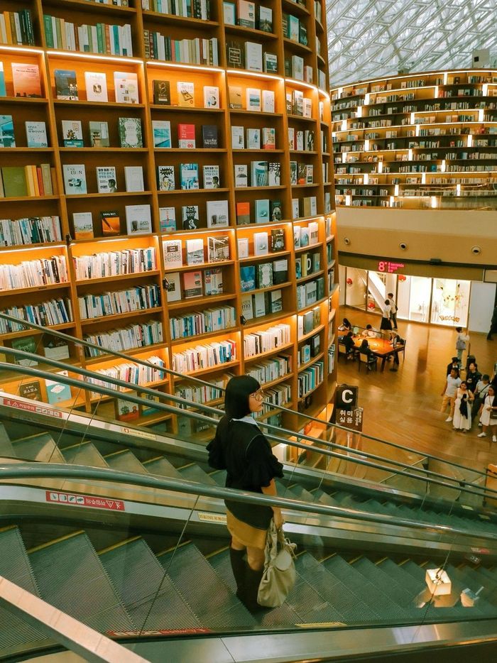 Du khách chụp ảnh check-in tại hiệu sách khổng lồ Starfield Library nổi tiếng giữa lòng Seoul, Hàn Quốc. Ảnh: @dhevianabena.