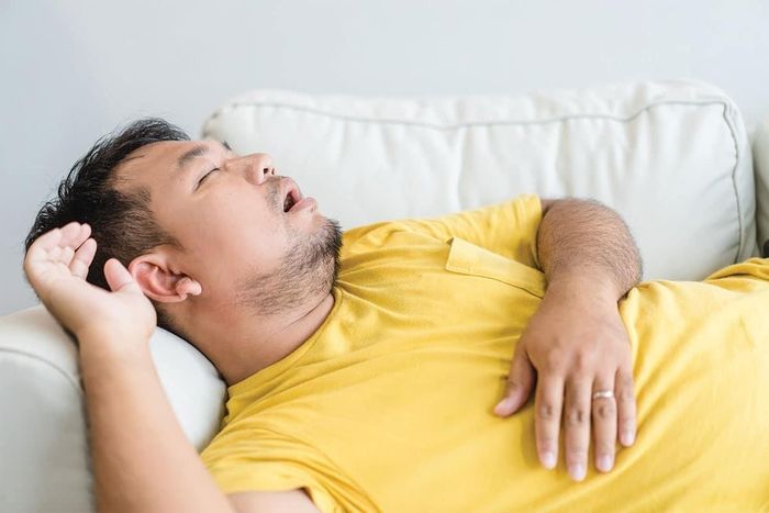  Thở bằng miệng khi ngủ có thể khiến cổ họng khô, gây cảm giác đau hoặc rát khi thức dậy. Ảnh: Shutterstock. 