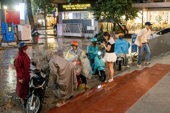  Trước giờ sân khấu sáng đèn, trời đổ mưa lớn. Dù vậy, hàng trăm khán giả cũng có mặt đúng giờ để kịp theo dõi suất diễn đầu tiên của vở Giáng Hương. Vở diễn được phát triển từ nguyên tác thoại kịch Sau bóng hậu trường của NSND Nguyễn Thành Châu, tức soạn giả Năm Châu. Theo Thành Lộc, việc sân khấu của anh chọn vở Giáng Hương để mở màn như một lời tưởng niệm và tri ân gửi đến những thế hệ nghệ sĩ, soạn giả và những người đã dành trọn đời mình cho nghệ thuật. 
