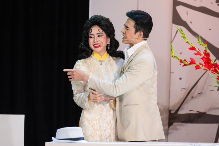  Việc Thành Lộc lùi lại phía sau, nhường "spotlight" cho Lương Thế Thành được cho là phép thử cho vở diễn Giáng Hương. Theo nghệ sĩ, sự xuất hiện của dàn diễn viên trẻ, thay thế cho anh cùng các nghệ sĩ gạo cội, xuất phát từ mong muốn đổi mới, sáng tạo và thu hút khán giả. 