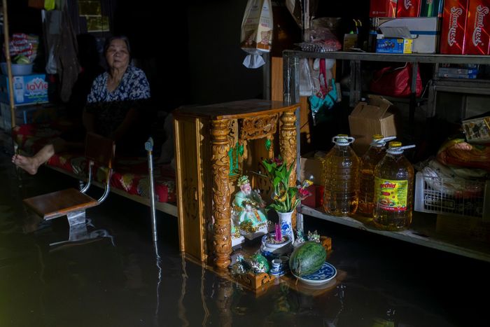  Nước tràn vào nhà của ông Ngô Quang Trung, mấp mé bàn thờ ông Địa. Ông Trung tự ngắt điện để tránh chập, cháy. "Nước dâng từ hồi 17h, đến giờ vẫn y chang chưa có rút. Hàng hóa đồ đạc ướt hết. Từ đầu mùa mưa thì đây là trận ngập lớn nhất", ông Trung chia sẻ. 
