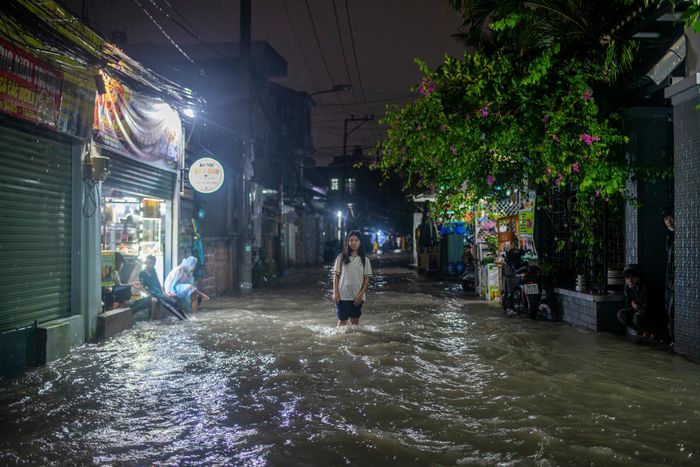  Tính đến thời điểm tối 30/9, lượng mưa (trong 24 giờ) cao nhất ở TP.HCM ghi nhận được lên đến 264,4 mm tại xã Bình Lợi; xã Tân Nhựt là 157,2 mm; phường Lái Thiêu 136,6 mm; phường Thủ Đức 109 mm. 