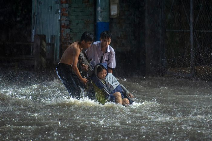  Nước chảy xiết qua mặt đường khiến nhiều phương tiện khó di chuyển, hàng loạt người đi đường té ngã. "Rốn ngập" Lý Tế Xuyên thấp hơn những con đường xung quanh, mỗi khi mưa lớn, nước từ đường Linh Đông đổ về như suối. 