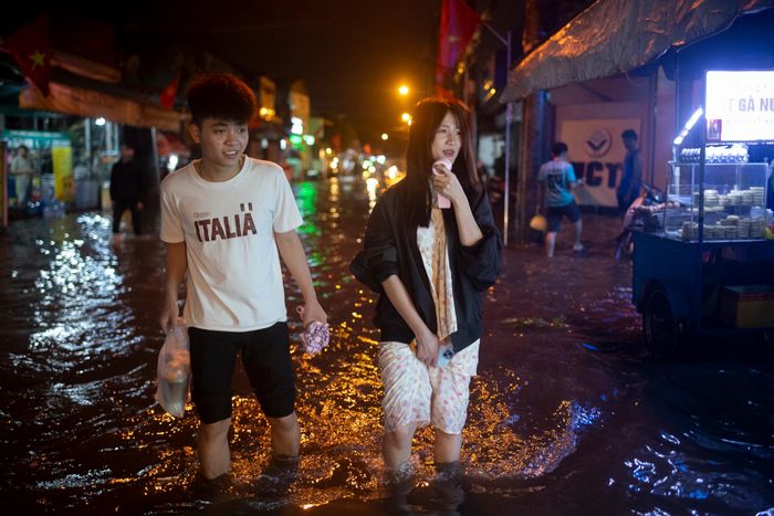  Trung Phong và Thảo Nguyên lội nước ngập đi mua đồ ăn tối, cả hai sống trong ký túc xá trường Cao đẳng Công Nghệ TP.HCM. "Nước ngập từ chiều, tôi tính chờ nước rút mới đi mua đồ nhưng chờ lâu quá, đành lội ra ngoài", Thảo Nguyên nói. 