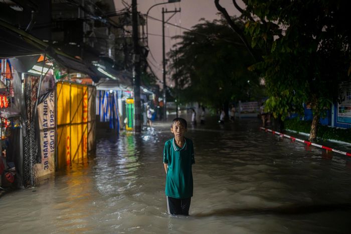  Nguyễn Đình Văn (15 tuổi) đứng trên con đường vào nhà mình ở hẻm 7 Lý Tế Xuyên. Đình Văn cho biết từ nhỏ đã quen với cảnh nước ngập tại đây mỗi khi mùa mưa đến. 