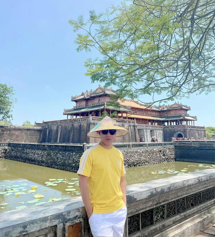 Ngoài công việc IT toàn thời gian, Minh kiếm thêm từ việc tìm và sửa lỗi trong code do AI tạo ra. Ảnh: NVCC.