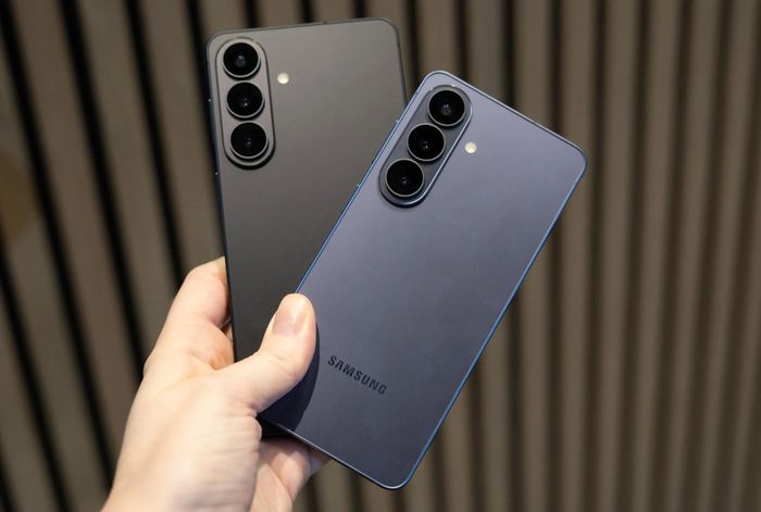  Các smartphone cao cấp ngày càng được trang bị dung lượng RAM lớn hơn khi AI được đưa sâu vào trải nghiệm trên thiết bị. Ảnh: The Verge. 