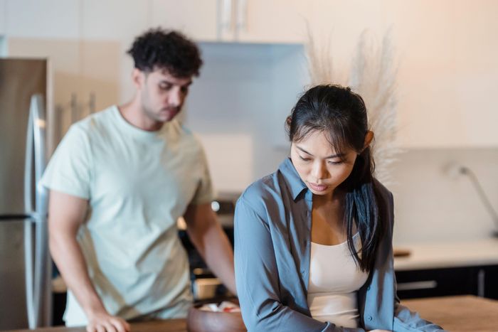 Dần lựa chọn lời nói, cách hành xử để làm hài lòng đối phương có thể là dấu hiệu cho thấy bạn đang bị thao túng. Ảnh: Pexels.