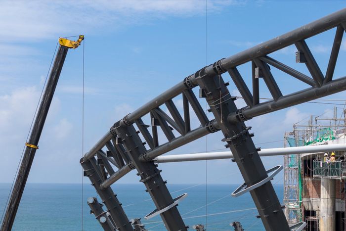  Đến cuối tháng 9, hơn 30 trong tổng số 50 cột trụ đã được lắp đặt hoàn thiện. Hệ giàn và khung đỡ mái với tổng khối lượng khoảng 3.000 tấn cũng đã hoàn tất lắp dựng, tạo nên phần khung chính bao phủ khối nhà hát.