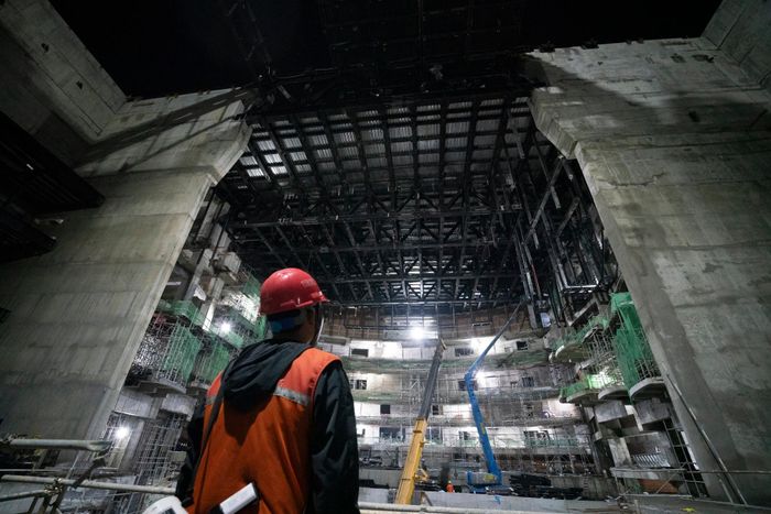  Nhà biểu diễn đa năng APEC có diện tích mái khoảng 17.250 m2, tổng diện tích sàn 54.680 m2, gồm 6 tầng nổi và một tầng hầm. Khán phòng trung tâm có sức chứa 4.030 chỗ ngồi. 