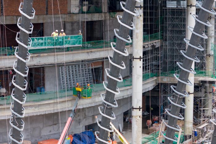  Trên công trường nhà hát những ngày cuối tháng 9, khoảng 700-800 công nhân làm việc theo 3 ca. Các ca được tổ chức gối đầu, bàn giao công việc chặt chẽ và ghi nhận đầy đủ trong nhật ký thi công để đảm bảo tiến độ. 