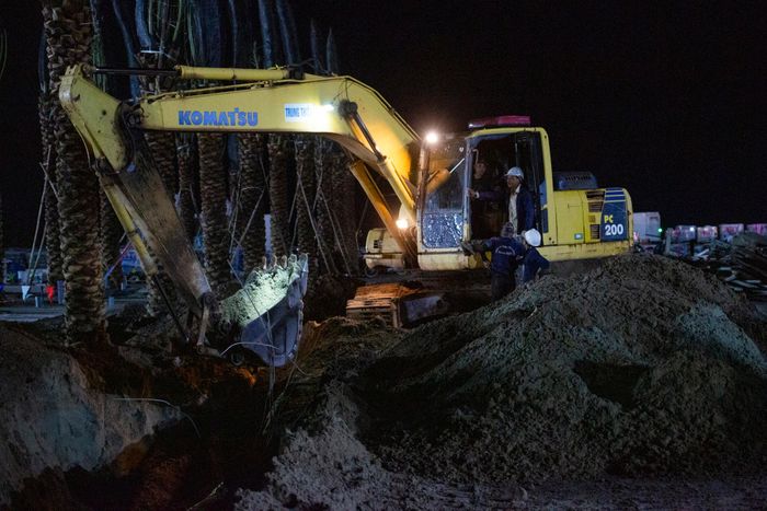  Trong 4 ngày mưa lớn cuối tháng 9, ông cho biết công nhân vẫn mặc áo mưa làm việc liên tục, sản lượng thi công trung bình đạt trên 80% so với kế hoạch. Vào những ngày thời tiết thuận lợi, các đội sẽ tăng cường nhân lực để bù đắp sản lượng. 