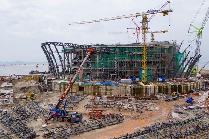  Theo ông Chức, thời tiết là một trong những thách thức lớn với công trường tại Phú Quốc vào mùa mưa. Những trận giông, mưa lớn khiến nước chảy mạnh vào khu vực thành hầm, ảnh hưởng đến quá trình thi công. 