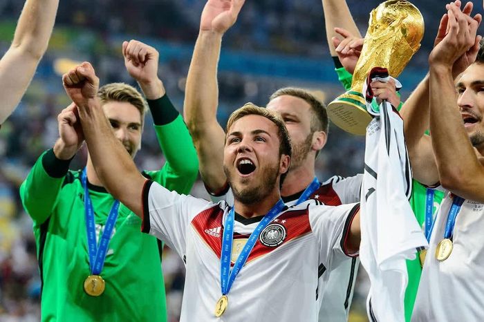  Tuyển Đức vô địch World Cup 2014 cùng những mẫu áo đấu huyền thoại của Adidas. Ảnh: ESPN.