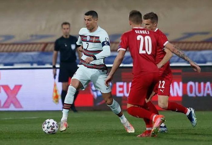  Ronaldo từng vứt băng thủ quân sau trận đấu với Serbia. Ảnh: Reuters. 