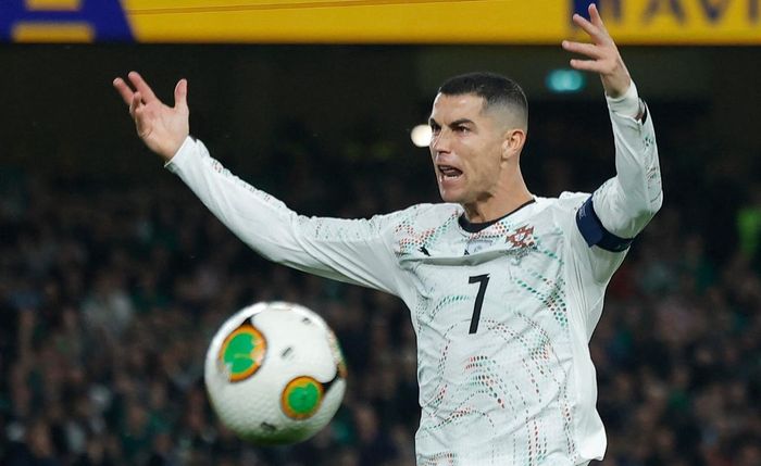  Ronaldo từng khiêu khích cổ động viên Ireland sau án phạt. Ảnh: Reuters. 