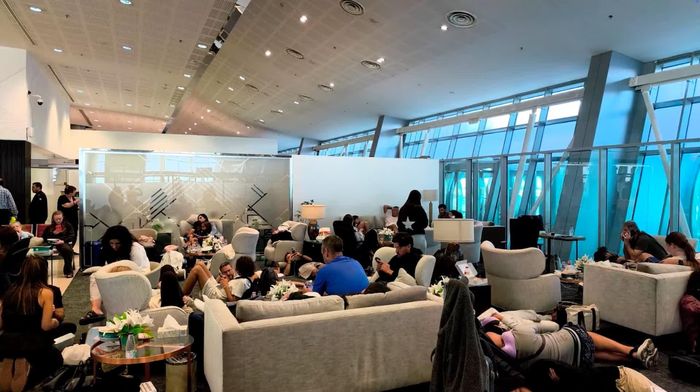 Hành khách tập trung tại sân bay Tabuk (Saudi Arabia) sau khi chuyến bay của Flydubai đi Israel phải chuyển hướng khẩn cấp, ngày 30/9. Ảnh cắt từ video: Reuters.
