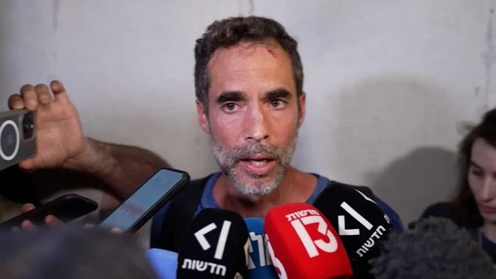 Hành khách Assaf Rajuan cho biết ngay cả khi kẻ tấn công trên chuyến bay Flydubai đến Israel đã bị khống chế, các hành khách vẫn rất hoảng sợ khi không biết phải tin tưởng ai và lo ngại nguy cơ xảy ra bị bắt giữ làm con tin. Ảnh: CNN.