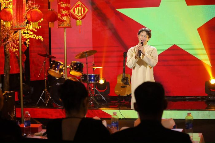 Những cơn tic vận động ngoài ý muốn đã theo anh suốt hành trình học múa và bước vào điện ảnh. Ảnh: FBNV.