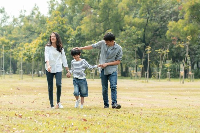  Nuôi con không chỉ là dạy con đúng, mà còn là để con dám nói khi mình sai. Ảnh: Magnific. 