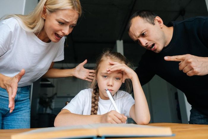  "Bố mẹ vất vả thế này chỉ mong con ngoan" là câu nói đôi khi gây áp lực lên con. Ảnh: Magnific. 