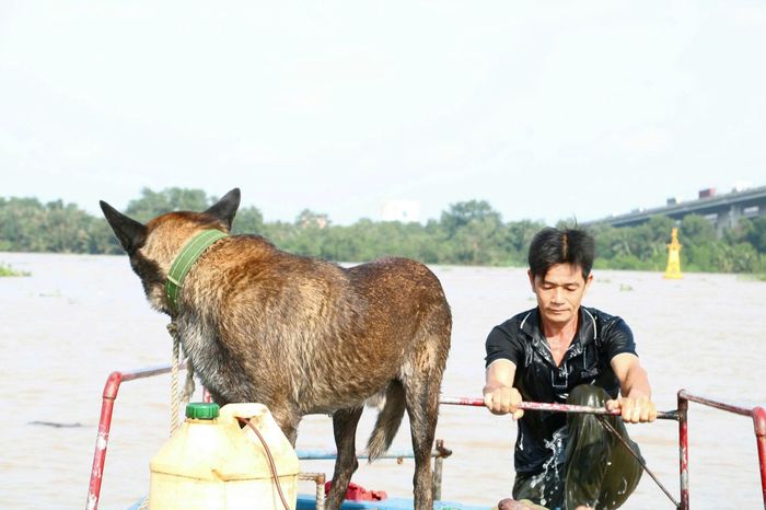 Chuyện nhảy xuống sông để giúp người không còn lạ với anh Phong. Ảnh: Trang Thư.