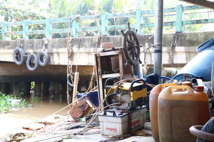 Góc nhà với đầy đủ vật dụng sửa chữa máy móc, ghe xuồng của anh Phong. Ảnh: Trang Thư.