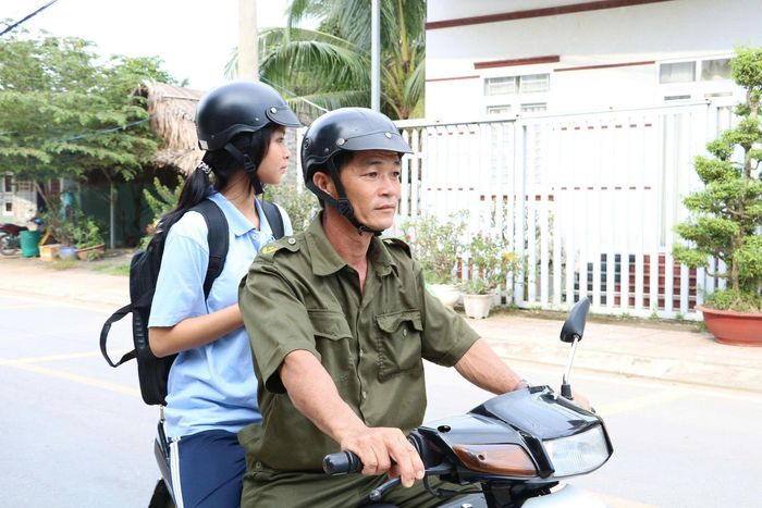 Thấy một học sinh phải đi bộ về nhà, anh Phong liền gọi lại để chở em. Ảnh: Trang Thư.