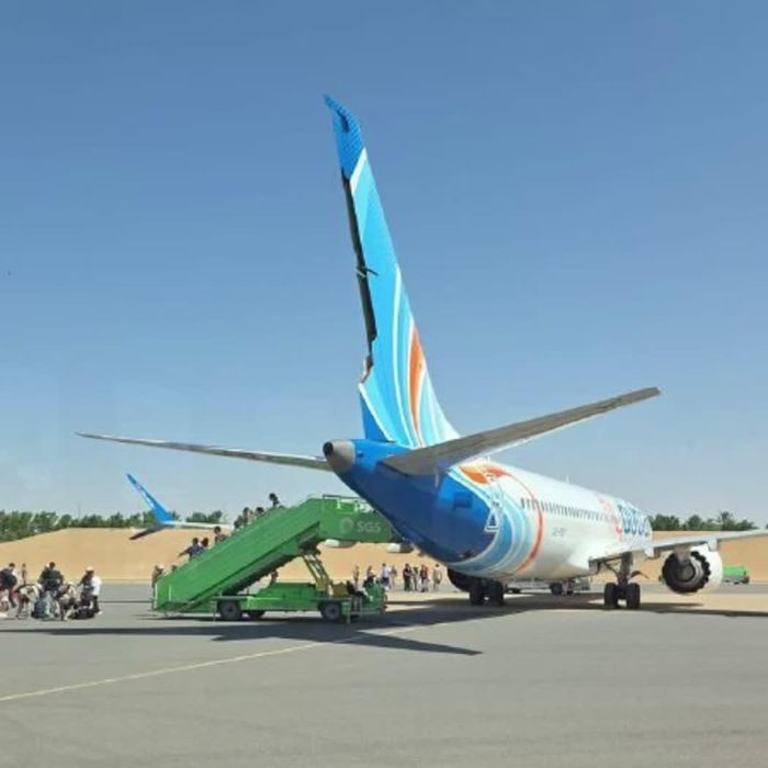  Chiếc máy bay của hãng FlyDubai bị hư hại ở phần đuôi. Ảnh: WSJ. 
