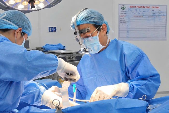  TS.BS Cao Mạnh Thấu cho biết gan phải của người bệnh teo rõ, vùng tổn thương viêm dính và liên quan đến cơ hoành, tuyến thượng thận cùng tổ chức mỡ trước thận phải. Ảnh: BVCC.