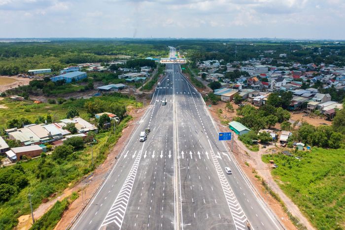  Khởi công năm 2014, cao tốc Bến Lức - Long Thành có tổng mức đầu tư ban đầu 31.320 tỷ đồng, sau điều chỉnh còn hơn 29.587 tỷ đồng. Thời điểm triển khai, đây là dự án cao tốc lớn nhất phía Nam, được xây dựng với 4 làn xe, hai làn dừng khẩn cấp và tốc độ thiết kế 100 km/h. 