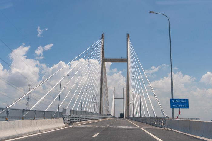  Từ nút giao cao tốc TP HCM - Trung Lương đến trước đường dẫn cầu Bình Khánh, tốc độ tối đa 90 km/h. Đoạn từ đầu cầu Bình Khánh đến hết phần đường đầu cầu Phước Khánh cho phép tối đa 80 km/h, trước khi tăng trở lại 90 km/h ở phần còn lại đến cuối tuyến. 
