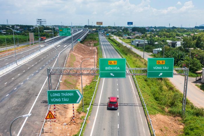  Khi toàn tuyến đưa vào khai thác, hành trình từ khu vực miền Tây đến Đồng Nai được rút ngắn hơn một giờ so với trước. Tuyến đồng thời tạo thêm trục vận chuyển hàng hóa từ Tây Nam bộ đến các cảng biển phía đông và tăng kết nối với sân bay Long Thành, biển Vũng Tàu cho hàng triệu người dân miền Tây. 