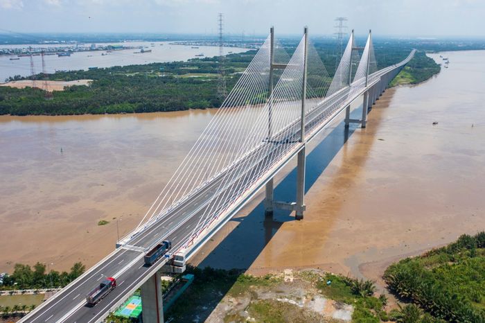  Nhiều tài xế cho biết trước đây người dân miền Tây đi Đồng Nai hoặc các tỉnh, thành Đông Nam bộ thường phải qua nhiều tuyến đường của TP.HCM nên di chuyển rất chậm, do phải dừng chờ đèn tín hiệu nhiều lần. 