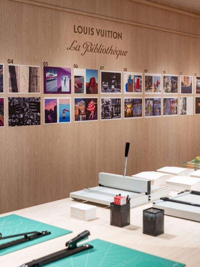 Tại pop-up, du khách có thể tham gia các trải nghiệm đọc sách, đóng album và in lụa. Ảnh: Louis Vuitton.