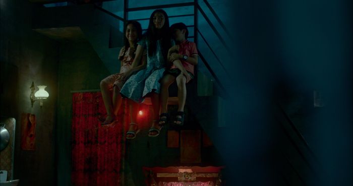 Con Mắt Thứ Ba xoay quanh Lạc, cô gái có khả năng nhìn thấy và giao tiếp với người đã khuất.