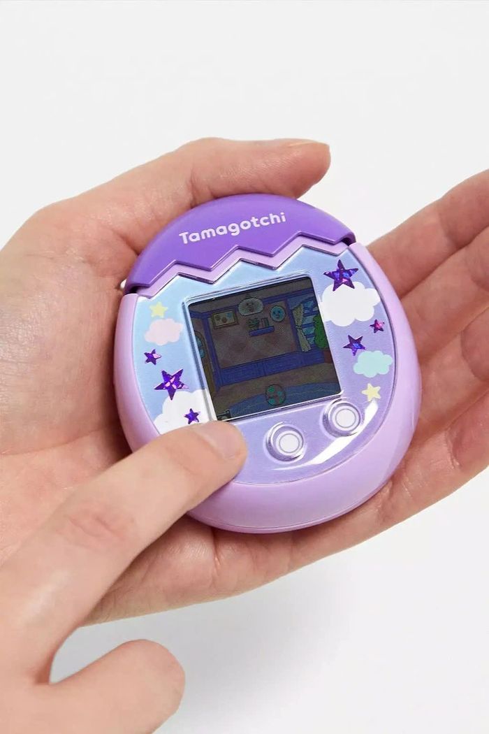 Thiết kế của Muse Charm gợi nhớ đến Tamagotchi. Ảnh: Carlos Barria/Reuters, Urban Outfitters.