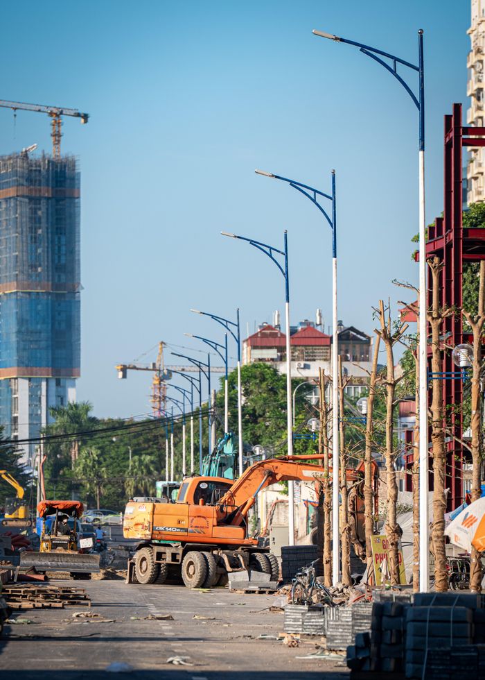  Hệ thống trụ đèn chiếu sáng dọc tuyến đã được lắp đặt, sẵn sàng đưa vào vận hành. 