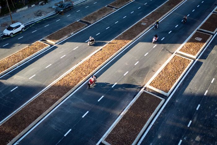  Sau khoảng 3 tháng thi công, toàn bộ tuyến dài khoảng 582 m cơ bản được thảm nhựa và thông xe kỹ thuật. Với mặt cắt ngang 50 m, gồm nhiều làn xe cơ giới, dải phân cách cùng hệ thống hạ tầng đồng bộ, tuyến đường góp phần thay đổi diện mạo khu vực Tây Hồ Tây. 