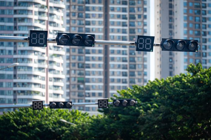 Tại nút giao đoạn tuyến Vành đai 2,5 với phố Đỗ Cao Mại, đơn vị thi công lắp đặt hệ thống đèn tín hiệu giao thông mới. 
