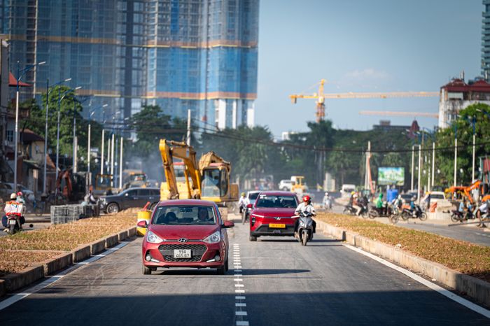  Ghi nhận chiều 29/9, nhiều phương tiện đã lưu thông trên đoạn Vành đai 2,5 dài 582 m mới được thảm nhựa đường và kẻ vạch phân làn. 
