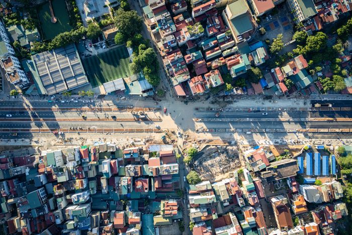  Dự án thu hồi tổng cộng khoảng 28.318 m2 đất, tác động đến 98 hộ dân. Đến cuối tháng 6/2026, toàn bộ mặt bằng đã được bàn giao, giúp các đơn vị thi công huy động nhân lực, máy móc để đẩy nhanh tiến độ. 