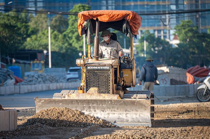  Các hạng mục phụ trợ dọc tuyến gồm vỉa hè, cáp kỹ thuật, đường ống hạ tầng và hệ thống thoát nước đang được đẩy nhanh tiến độ, bảo đảm kết nối đồng bộ khi công trình đưa vào khai thác. 