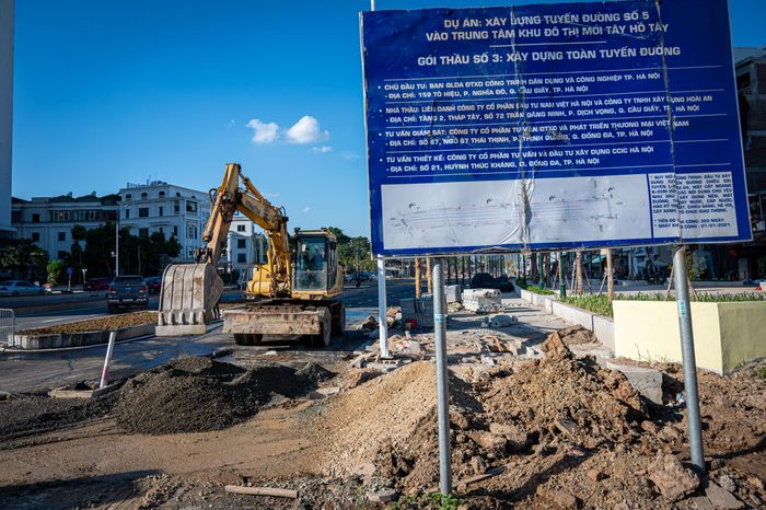  Trên công trường, nhiều công nhân được bố trí thành nhiều tổ để nhanh chóng hoàn thiện vỉa hè, cây xanh, cảnh quan cùng một số hạng mục phụ trợ. Phần việc còn lại dự kiến sớm hoàn tất để tuyến đường được đưa vào khai thác chính thức. 