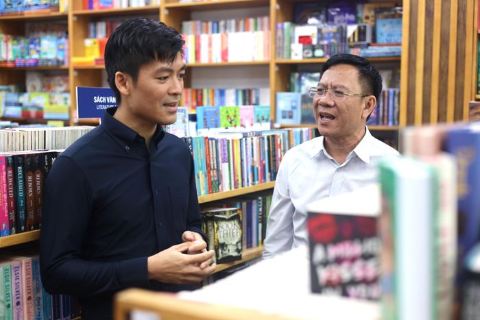  Ông Phạm Nam Thắng, Tổng giám đốc FAHASA Retail, chia sẻ về tình hình phát hành sách trên địa bàn TP.HCM và mô hình nhà sách thông minh của đơn vị. Ảnh: Đức An. 