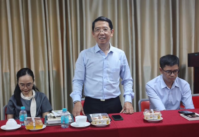  Ông Nguyễn Thành Lợi (giữa), Giám đốc NXB Tổng hợp TP.HCM, trong buổi làm việc với Sở Văn hóa và Thể thao TP.HCM. Ảnh: Đức An. 