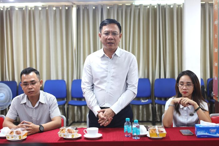  Ông Nguyễn Ngọc Hồi, Phó giám đốc Sở Văn hóa và Thể thao TP.HCM - Phó chủ tịch Hội Xuất bản Việt Nam, thăm và chúc mừng các đơn vị nhân ngày truyền thống ngành xuất bản, in và phát hành (10/10/1952 - 10/10/2026). Ảnh: Đức An. 