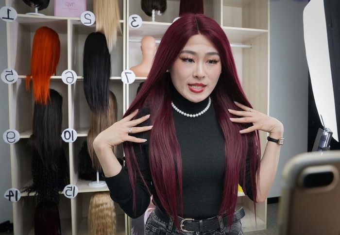 Một nhân viên của Công ty TNHH Sản phẩm Tóc Henan Rebecca giới thiệu một bộ tóc giả thông qua livestream ở Hứa Xương (Trung Quốc) hồi tháng 3/2023. Ảnh: Xinhua/Li An.